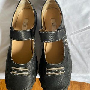 Apt 9 ECU Mary Jane with slip resistant sole six 7.5